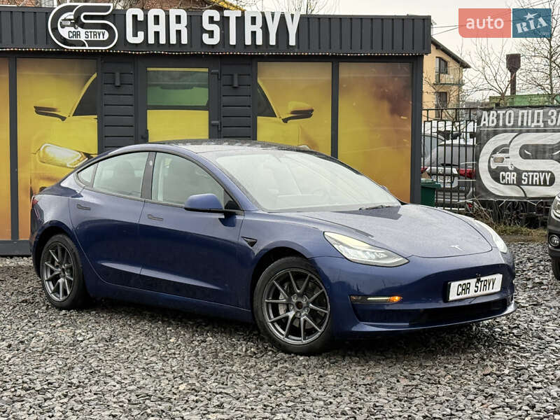 Седан Tesla Model 3 2022 в Стрию