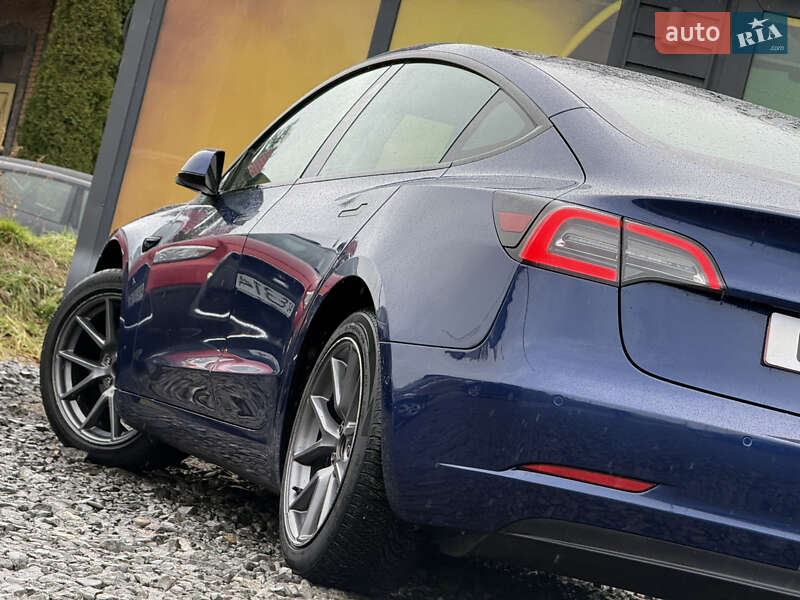 Седан Tesla Model 3 2022 в Стрию