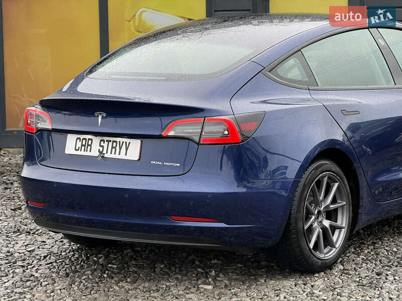 Седан Tesla Model 3 2022 в Стрию