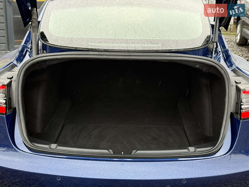 Седан Tesla Model 3 2022 в Стрию