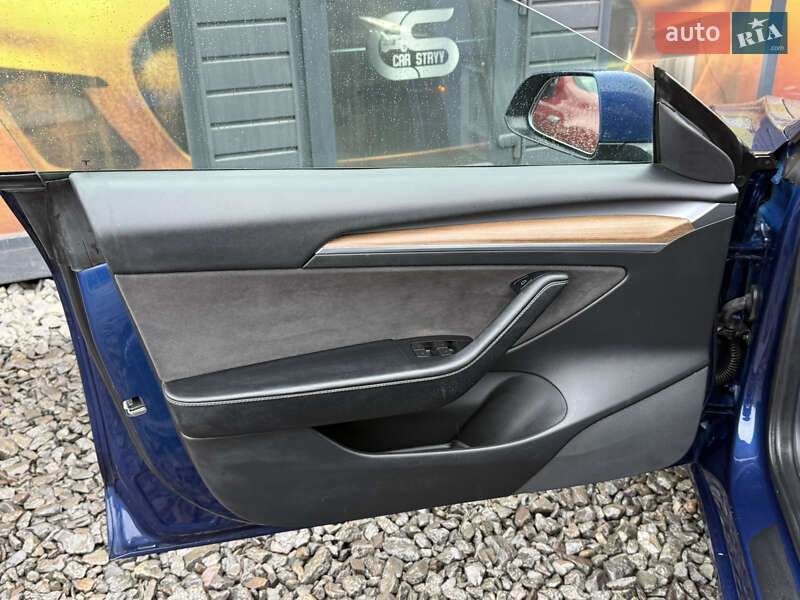 Седан Tesla Model 3 2022 в Стрию