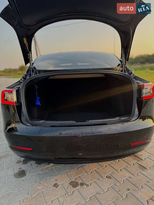 Седан Tesla Model 3 2019 в Львові