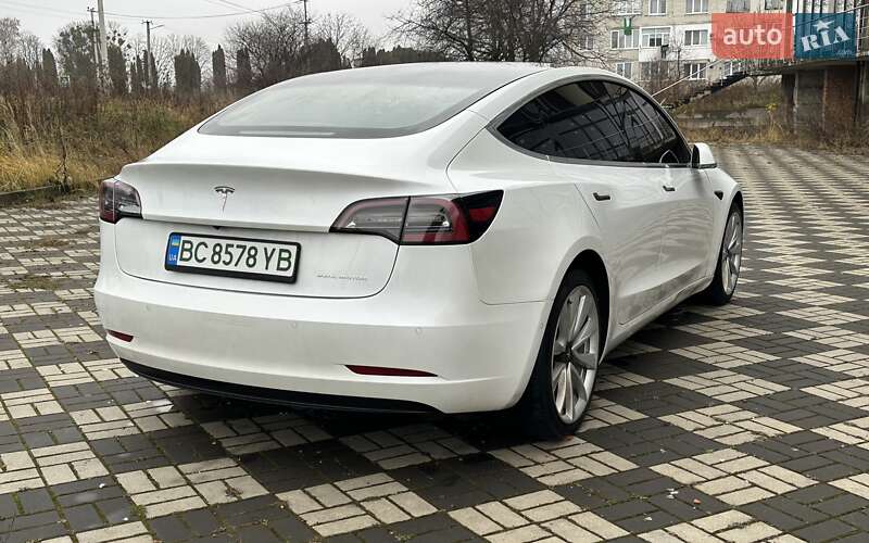 Седан Tesla Model 3 2020 в Буске