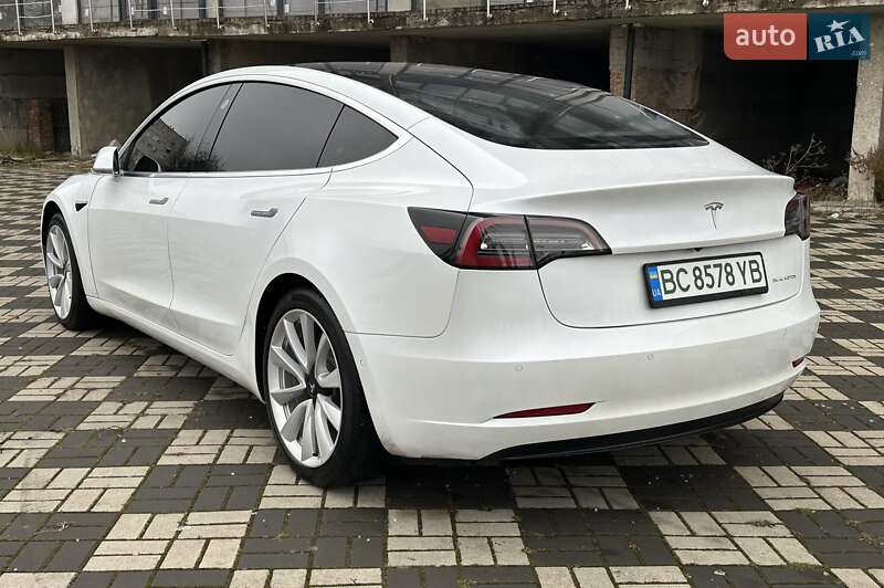 Седан Tesla Model 3 2020 в Буске