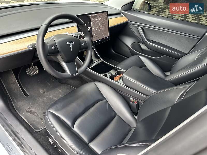 Седан Tesla Model 3 2020 в Буске