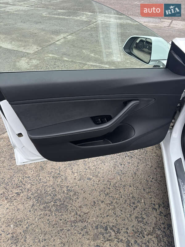 Седан Tesla Model 3 2019 в Львове