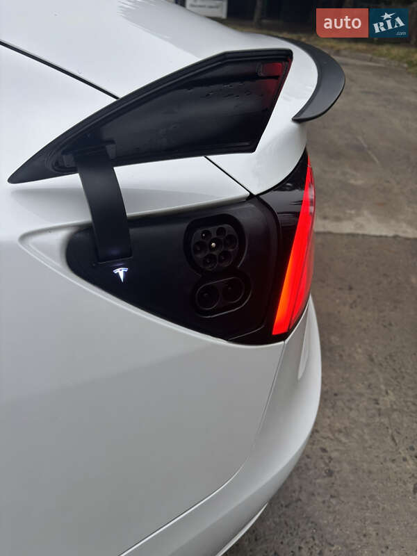 Седан Tesla Model 3 2019 в Львове