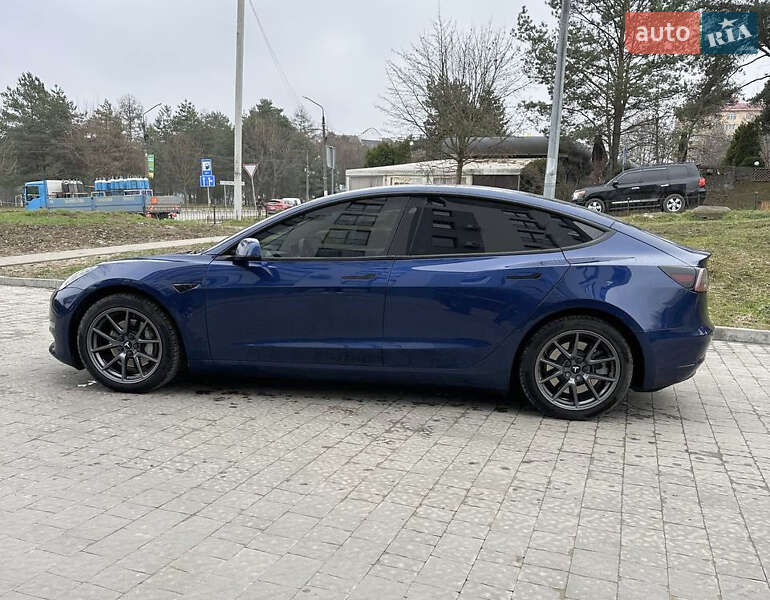 Седан Tesla Model 3 2021 в Львові