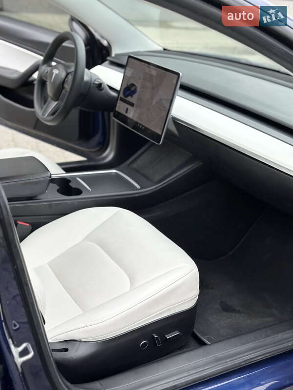 Седан Tesla Model 3 2021 в Львові