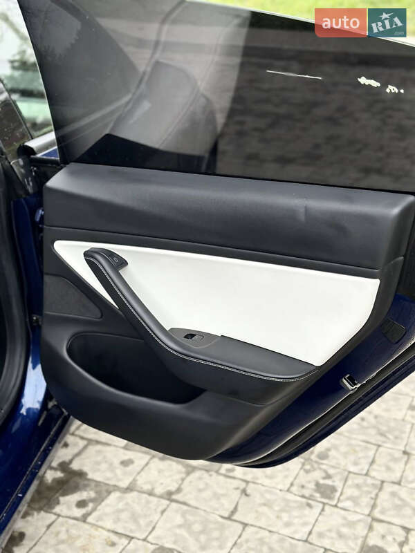 Седан Tesla Model 3 2021 в Львові