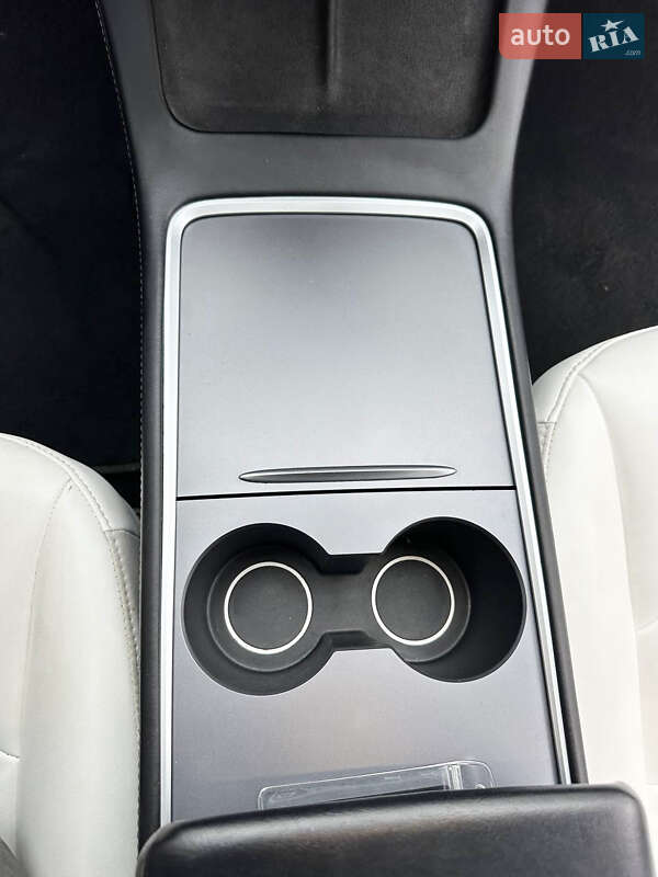 Седан Tesla Model 3 2021 в Львові