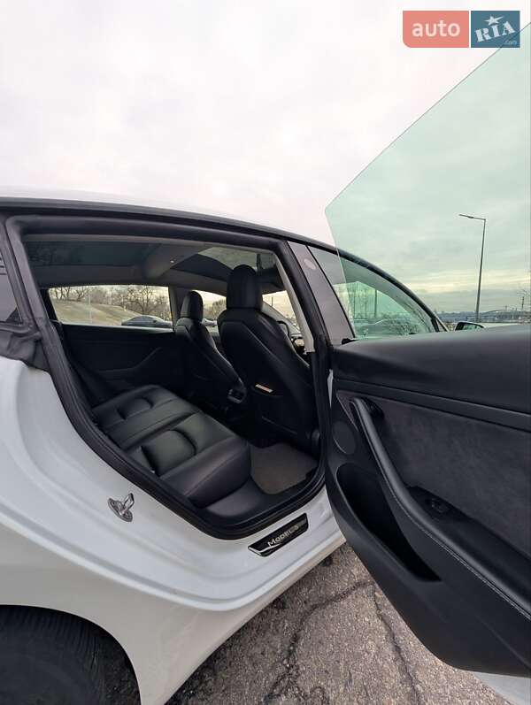 Седан Tesla Model 3 2022 в Киеве