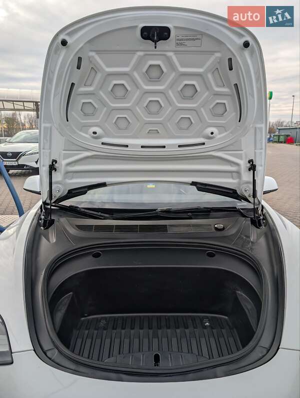 Седан Tesla Model 3 2022 в Киеве