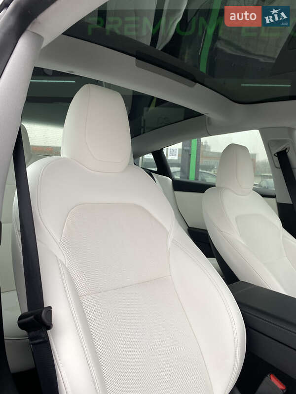 Седан Tesla Model 3 2024 в Киеве