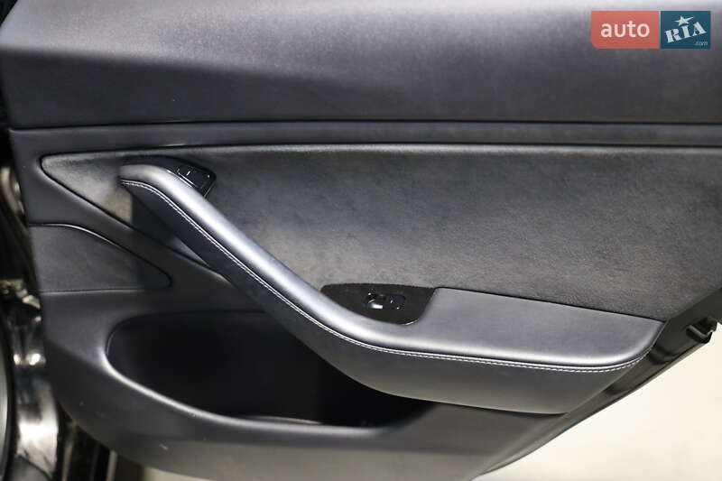 Седан Tesla Model 3 2019 в Луцке