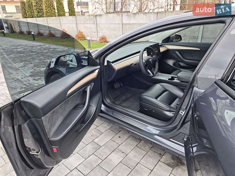 Седан Tesla Model 3 2023 в Львове