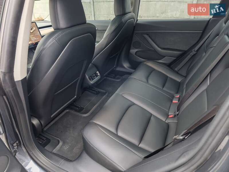 Седан Tesla Model 3 2023 в Львове