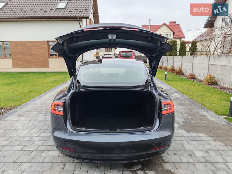 Седан Tesla Model 3 2023 в Львове
