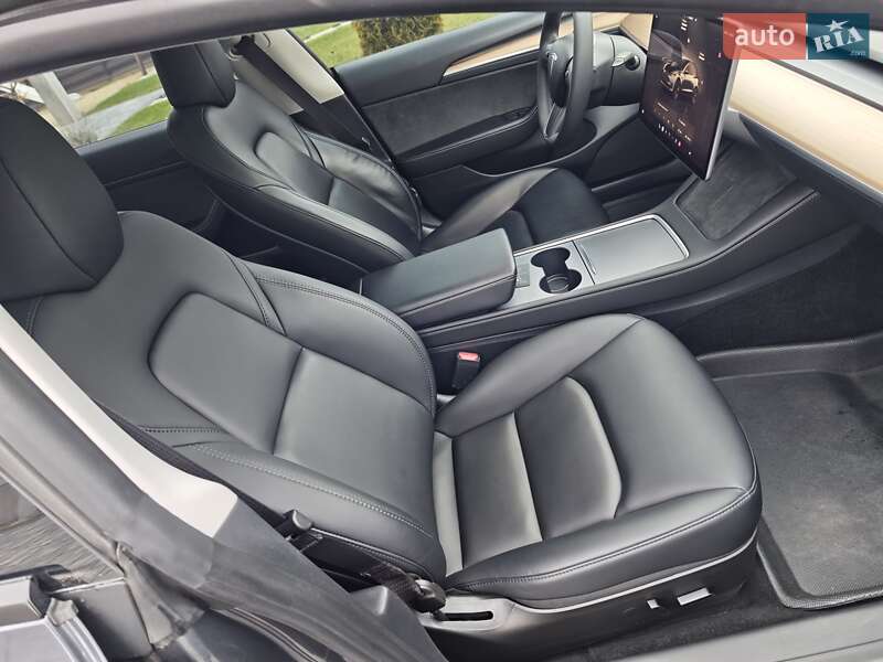 Седан Tesla Model 3 2023 в Львове