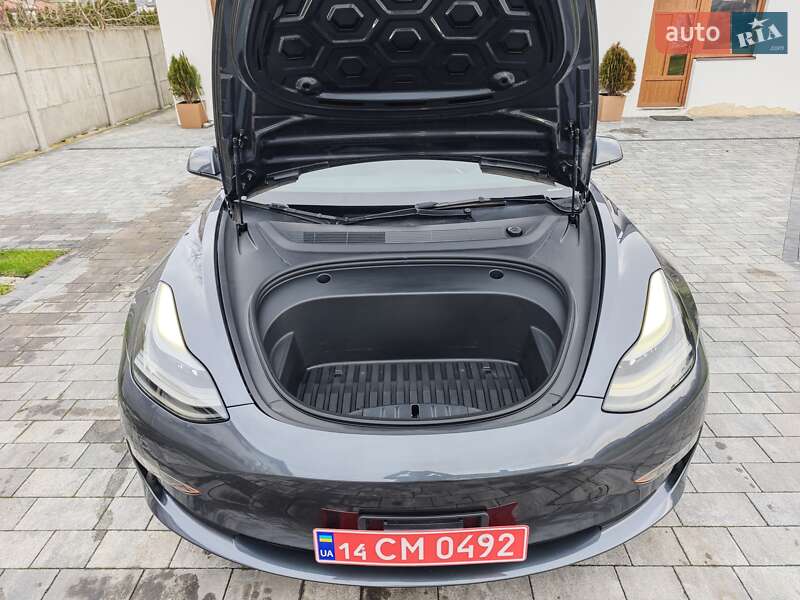 Седан Tesla Model 3 2023 в Львове