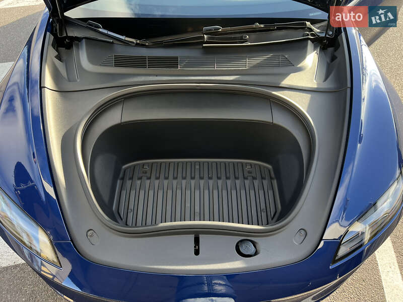 Седан Tesla Model 3 2024 в Киеве