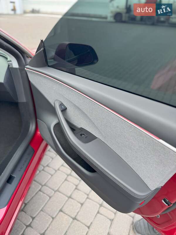 Седан Tesla Model 3 2025 в Киеве