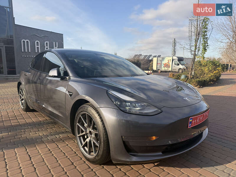 Седан Tesla Model 3 2021 в Киеве