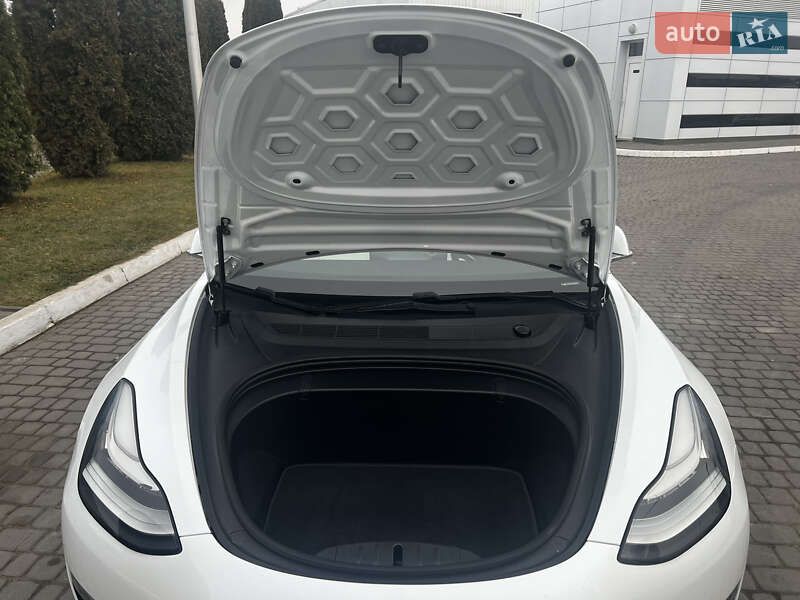 Седан Tesla Model 3 2018 в Львове фото 34 Седан Tesla Model 3 2018 в Львове