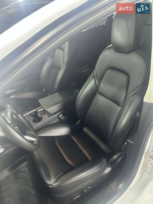 Седан Tesla Model 3 2022 в Львове