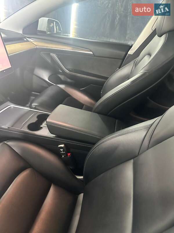 Седан Tesla Model 3 2022 в Львове