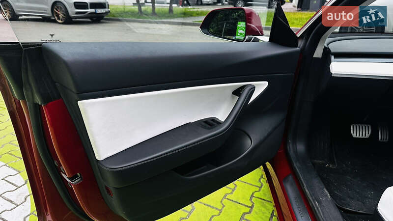 Седан Tesla Model 3 2019 в Львове
