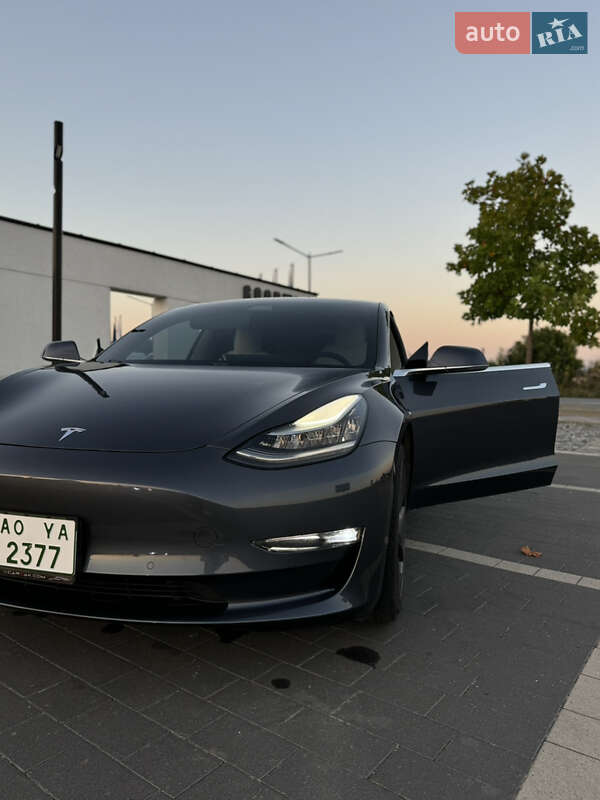 Седан Tesla Model 3 2020 в Мукачево
