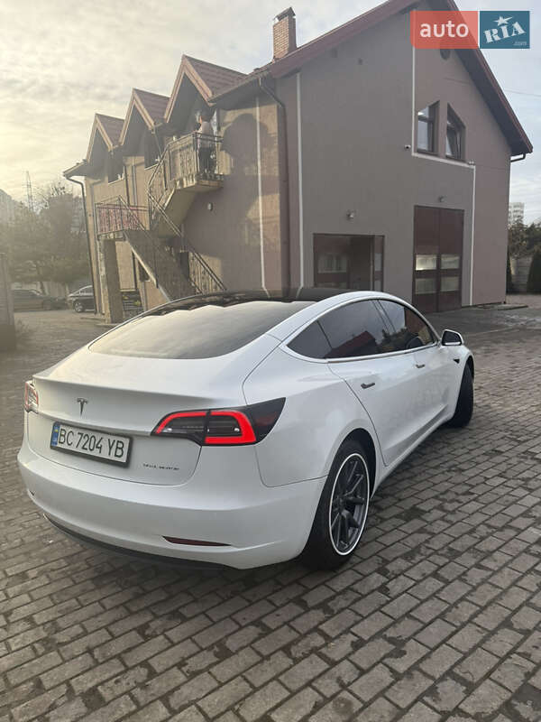 Седан Tesla Model 3 2020 в Львове