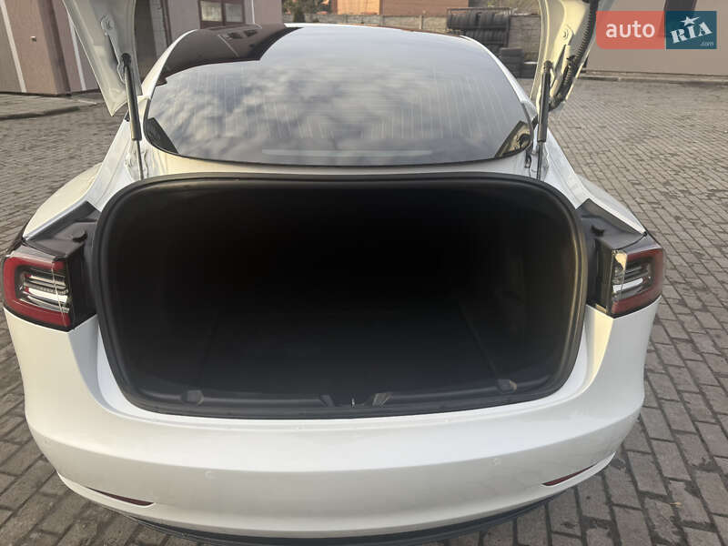 Седан Tesla Model 3 2020 в Львове