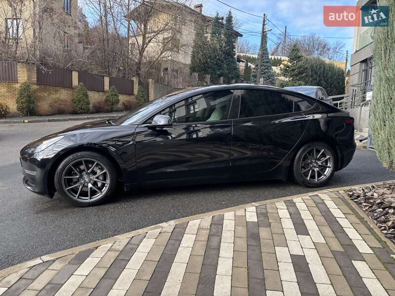 Седан Tesla Model 3 2022 в Киеве