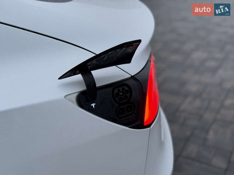 Седан Tesla Model 3 2020 в Луцке