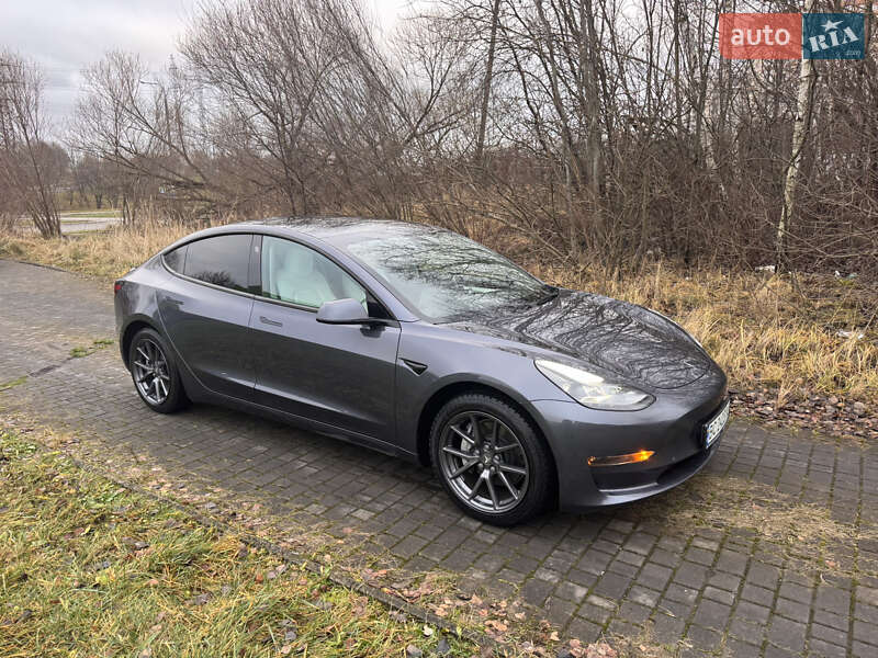 Седан Tesla Model 3 2023 в Львове