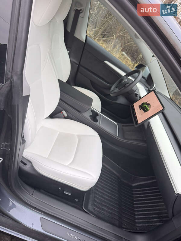 Седан Tesla Model 3 2023 в Львове