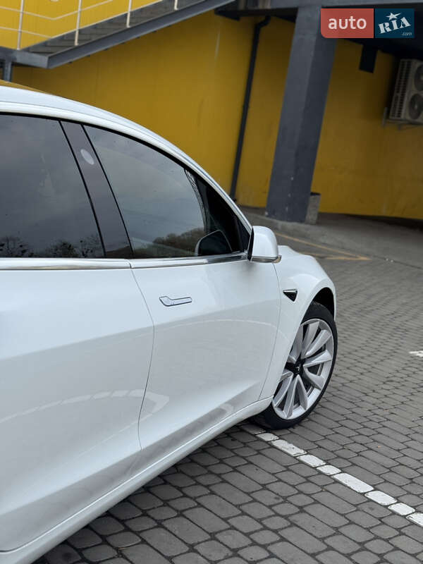 Седан Tesla Model 3 2018 в Шептицькому