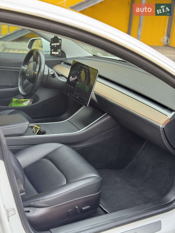 Седан Tesla Model 3 2018 в Шептицькому