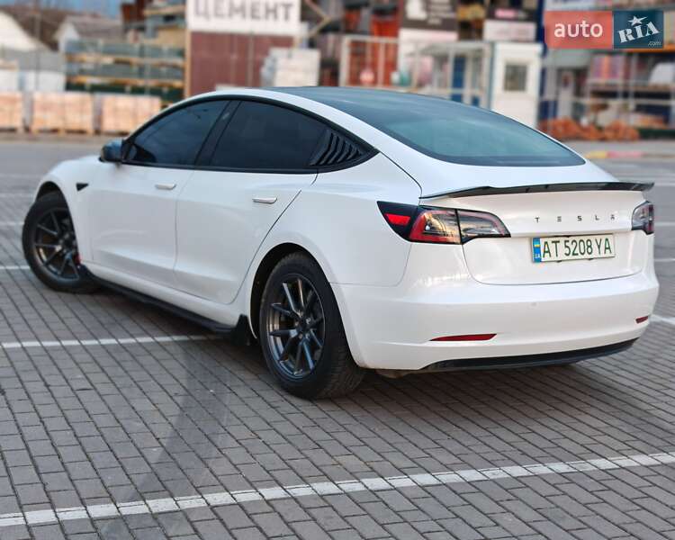 Седан Tesla Model 3 2021 в Коломые