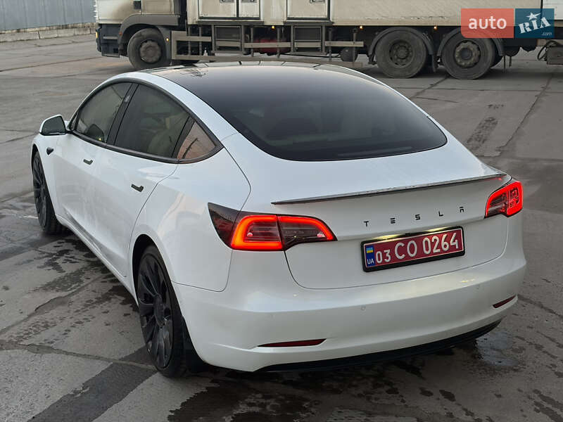 Седан Tesla Model 3 2021 в Львове