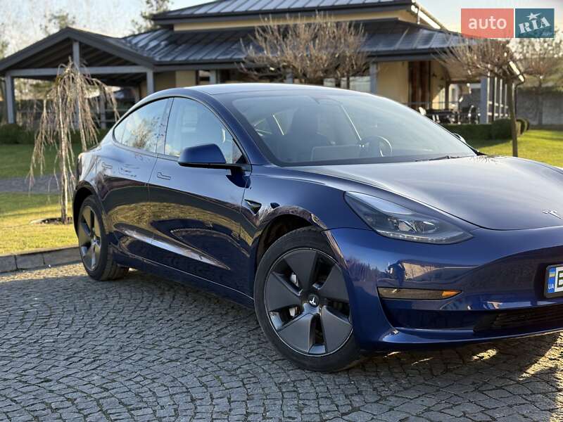 Седан Tesla Model 3 2023 в Львове