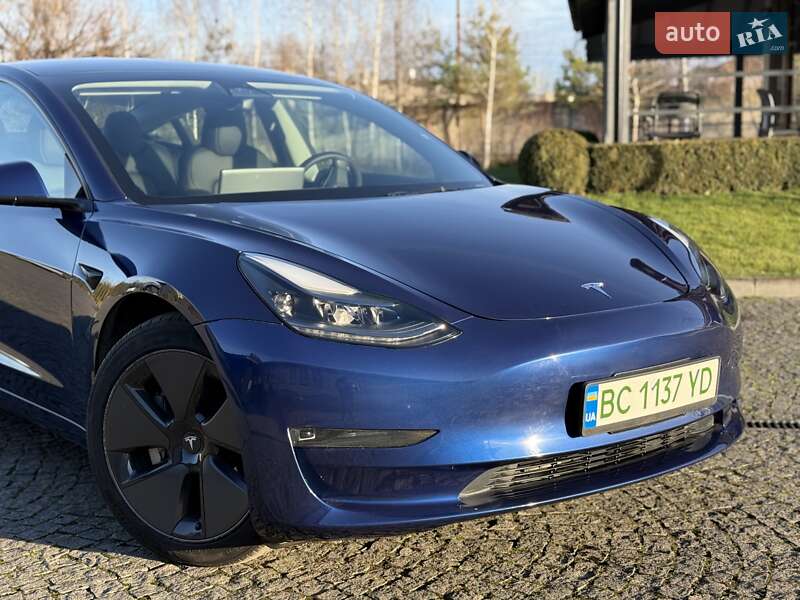 Седан Tesla Model 3 2023 в Львове