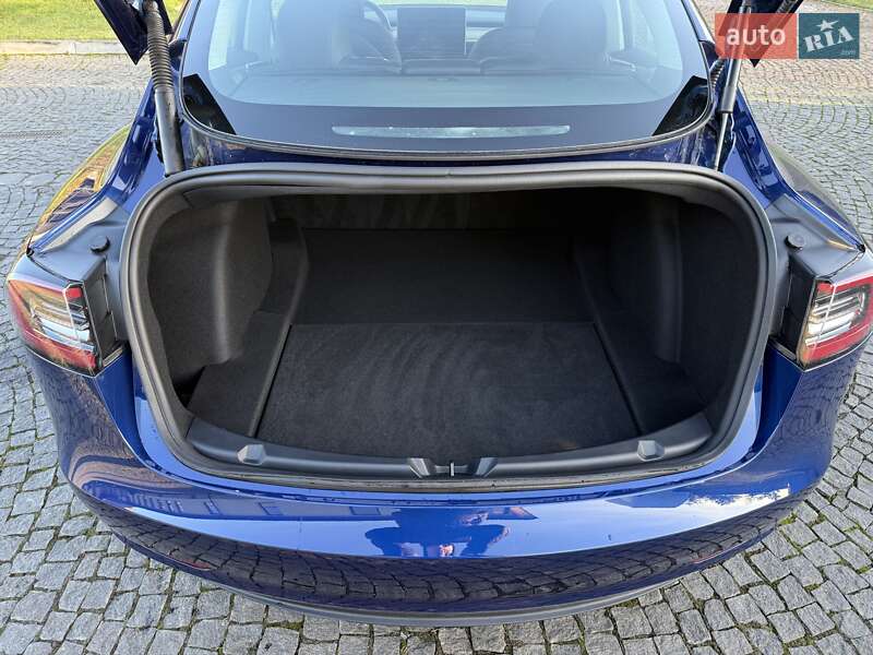 Седан Tesla Model 3 2023 в Львове