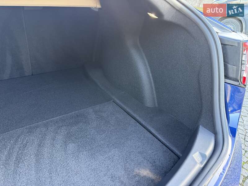 Седан Tesla Model 3 2023 в Львове