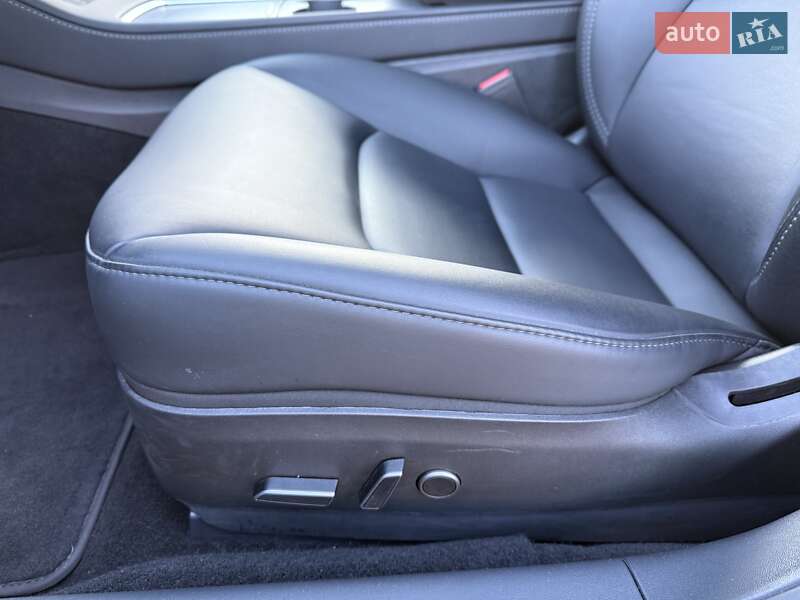 Седан Tesla Model 3 2023 в Львове