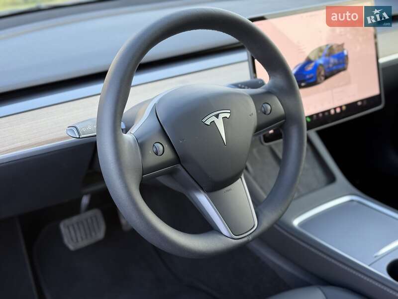 Седан Tesla Model 3 2023 в Львове