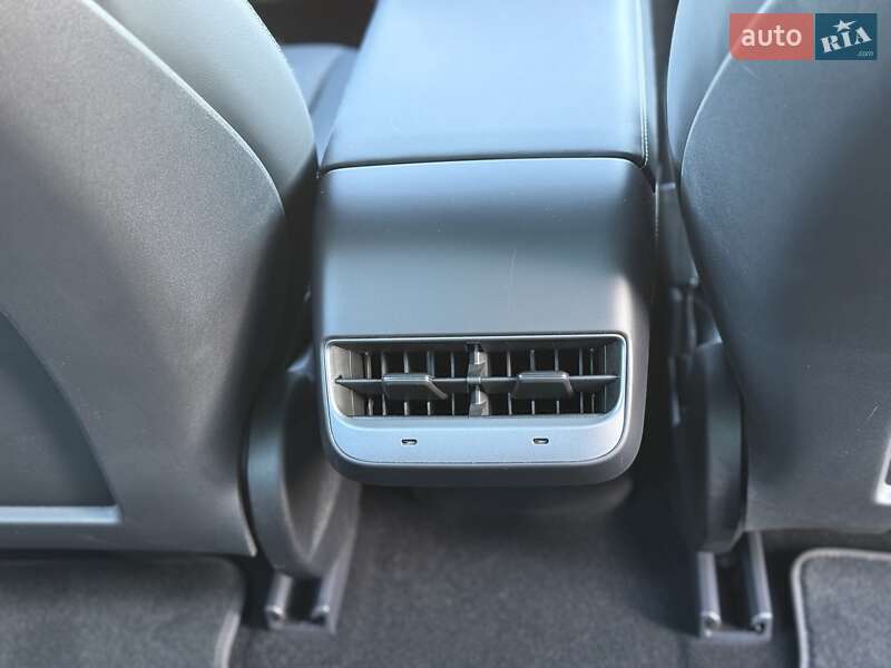 Седан Tesla Model 3 2023 в Львове