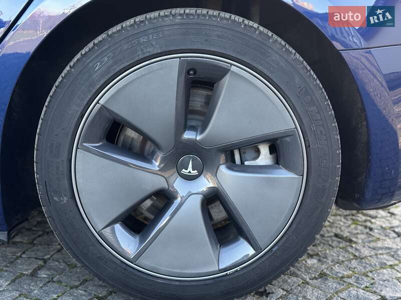Седан Tesla Model 3 2023 в Львове